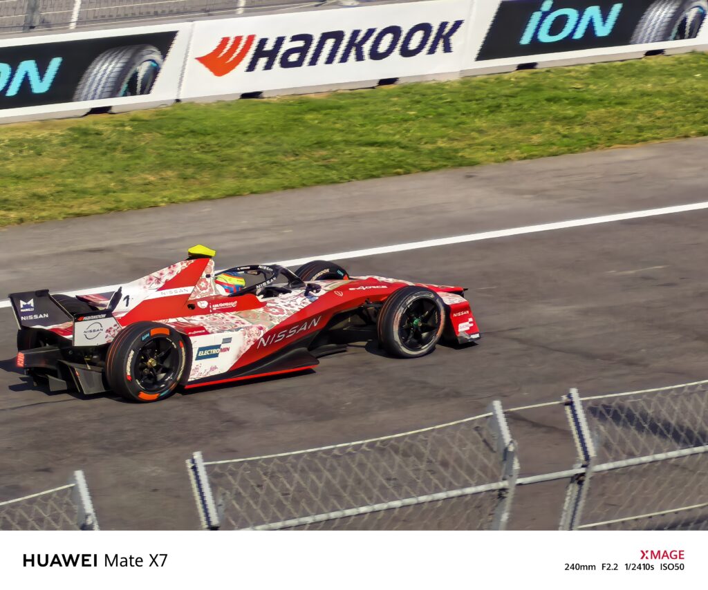 camera huawei mate x7 , Foto de auto Nissan Formula E capturada con teleobjetivo Huawei Mate X7